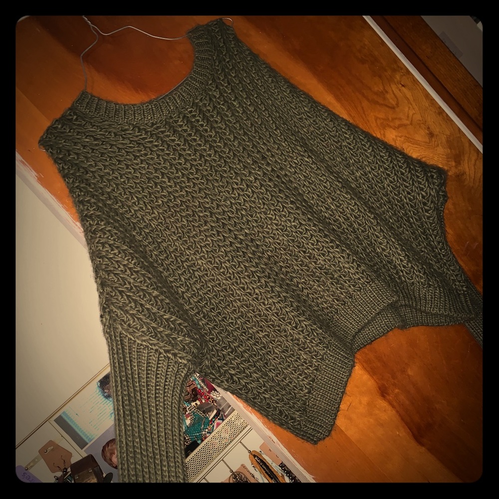 army Green Crop Top Sweater Medium